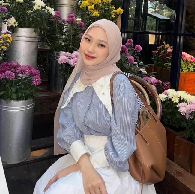 Jule berasal dari keluarga Tionghoa dan memeluk agama Islam sejak berusia 9 tahun, mengikuti jejak sang ibu yang lebih dulu menjadi mualaf. Setelah menjadi mualaf, ia sempat menempuh pendidikan agama di pesantren dan mulai mengenakan hijab. Foto: Dok. Instagram @juliaprt7