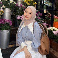 Jule berasal dari keluarga Tionghoa dan memeluk agama Islam sejak berusia 9 tahun, mengikuti jejak sang ibu yang lebih dulu menjadi mualaf. Setelah menjadi mualaf, ia sempat menempuh pendidikan agama di pesantren dan mulai mengenakan hijab. Foto: Dok. Instagram @juliaprt7