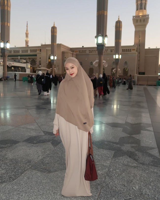 Gaya hijab Julia Prastini