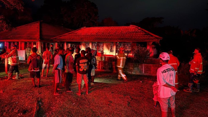 Gedung asrama putra SMA Sentra Pendidikan Mimika diduga dibakar oknum siswa.