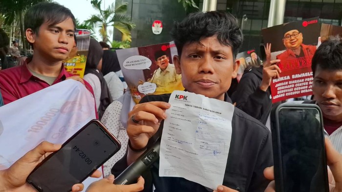 Gerakan Arus Bawah Demokrasi (Gabdem) melaporkan Ketua Bawaslu RI, Rahmat Bagja, ke KPK, Senin (21/10).