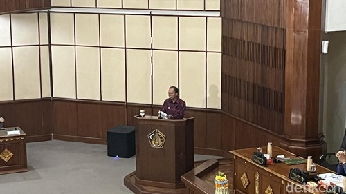 Gubernur Bali Wayan Koster saat rapat paripurna DPRD Bali, Rabu (22/10/2025).
