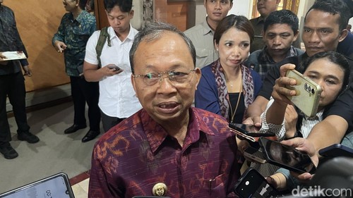 Gubernur Bali Wayan Koster saat ditemui di Kantor Gubernur Bali, Rabu (22/10/2025). (Foto: Rizki Setyo Samudero/detikBali)