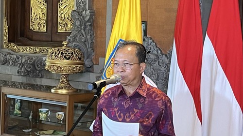 Gubernur Bali, Wayan Koster, saat jumpa pers di rumah jabatannya, Jayasabha, Denpasar, Rabu (22/10/2025). (Rizki Setyo/detikBali)