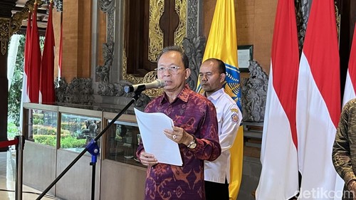 Gubernur Bali Wayan Koster saat jumpa pers kegiatan Gotong Royong Semesta Berencana di Rumah Jabatan Jayasabha, Denpasar, Rabu (22/10/2025).