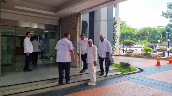 Gubernur Jawa Barat (Jabar) Dedi Mulyadi sejumlah kepala daerah di Jabar menyambangi kantor Kementerian Dalam Negeri (Kemendagri), Jakarta Pusat, Rabu (22/10/2025).
