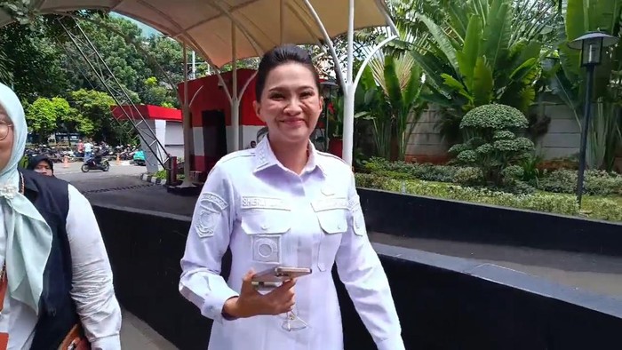 Gubernur Maluku Utara, Sherly Tjoanda Laos, mendatangi gedung Komisi Pemberantasan Korupsi (KPK) hari ini (Adrial/detikcom)