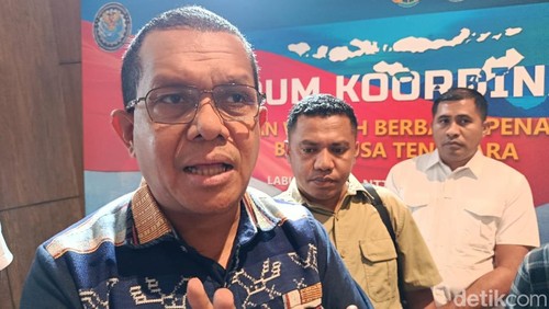 Gubernur NTT Emanuel Melkiades Laka Lena seusia menghadiri Forum Koordinasi Pembangunan Wilayah Berbasis Tata Ruang Bali-Nusra, di Labuan Bajo, Manggarai Barat, NTT, Senin (21/10/2025). (Ambrosius Ardin)