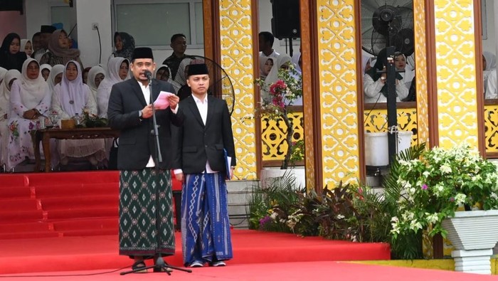 Gubsu Bobby Nasution memimpin apel peringatan Hari Santri Nasional 2025 di Lapangan Merdeka, Kota Binjai, Sumut. (Dok. Diskominfo Sumut)