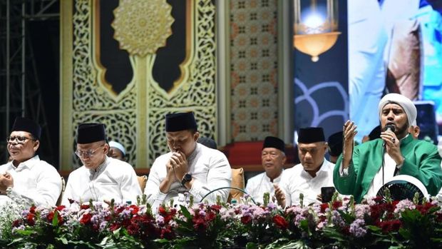 Habib Syech memimpin selawat memperingati Hari Santri di Pasuruan Habib Syech memimpin selawat memperingati Hari Santri di Pasuruan