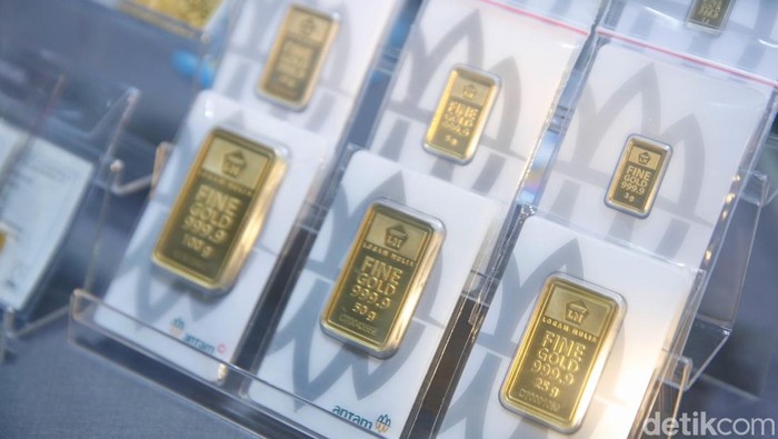 Sejumlah orang melakukan transaksi jual beli emas di Gold Center Cikini, Jakarta Pusat, Rabu (22/10/2025).