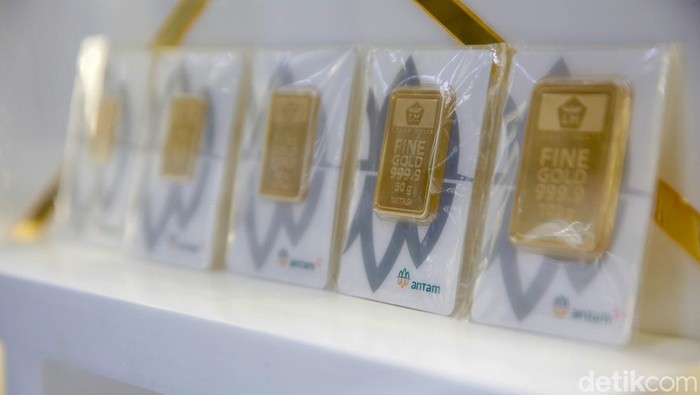 Sejumlah orang melakukan transaksi jual beli emas di Gold Center Cikini, Jakarta Pusat, Rabu (22/10/2025).