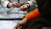 Banyak warga memanfaatkan momen turunnya harga untuk berinvestasi.