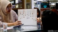 Penurunan tajam harga emas memicu lonjakan minat masyarakat untuk membeli perhiasan dan logam mulia.