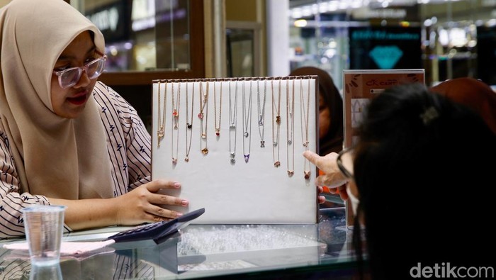 Harga Emas Terjun Bebas! Pasar Cikini Langsung Diserbu Pembeli Sejumlah orang melakukan transaksi jual beli emas di Gold Center Cikini, Jakarta Pusat, Rabu (22/10/2025).