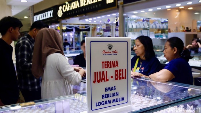 Harga Emas Terjun Bebas! Pasar Cikini Langsung Diserbu Pembeli Sejumlah orang melakukan transaksi jual beli emas di Gold Center Cikini, Jakarta Pusat, Rabu (22/10/2025).