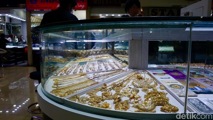 Harga Emas Terjun Bebas! Pasar Cikini Langsung Diserbu Pembeli Sejumlah orang melakukan transaksi jual beli emas di Gold Center Cikini, Jakarta Pusat, Rabu (22/10/2025).