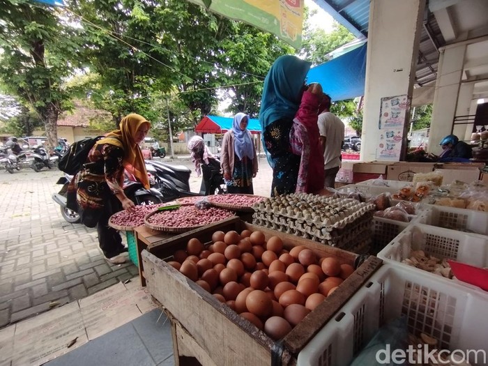 Aktivitas pedagang telur di Pasar Bendungan, Wates, Kulon Progo, Rabu (22/10/2025).