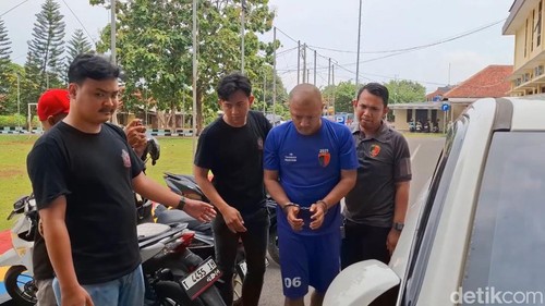 Haryanto (baju biru), bos minimarket yang membunuh anak buahnya.