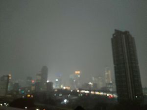 Hujan Deras Disertai Petir Melanda Jakarta