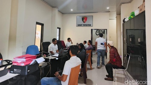 Tiga wartawan saat memasuki ruangan penyidik Unit Tindak Pidana Tertentu (Tipiter) Polres Lombok Tengah. Foto: (Edi Suryansyah/detikBali)