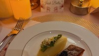 Salah satu menu yang disajikan pada makan malam kala itu adalah salmon panggang. Seporsinya disajikan juga dengan mashed potato. Foto: Instagram/@_irishbella_