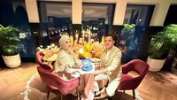 Momen dinner romantis itu sangat terlihat manis. Di sekeliling kursi mereka banyak bertaburan kelopak bunga membentuk hati. Foto: Instagram/@_irishbella_