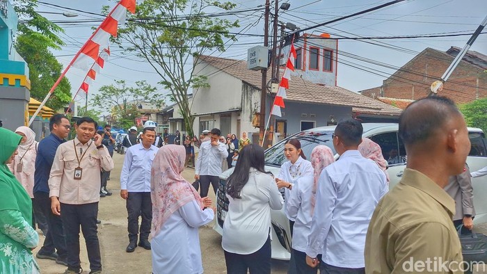 Istri Wakil Presiden RI, Selvi Ananda Gibran saat mengunjungi SDN Griya Bandung Indah