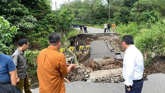 Pengecekan jalan putus di Empat Lawang