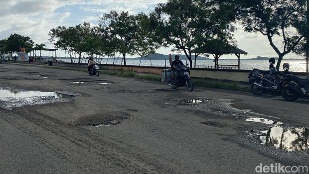 Kondisi Jalan Petta Unga, Kecamatan Soreang, Kota Parepare, Sulawesi Selatan (Sulsel), makin memprihatinkan. Jalanan yang dipenuhi lubang menganga memicu kecelakaan lalu lintas (laka lantas).