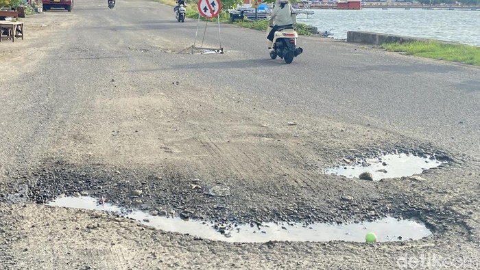 Kondisi Jalan Petta Unga, Kecamatan Soreang, Kota Parepare, Sulawesi Selatan (Sulsel), makin memprihatinkan. Jalanan yang dipenuhi lubang menganga memicu kecelakaan lalu lintas (laka lantas).
