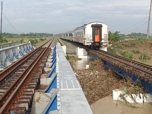 Sungai Tersumbat Sampah, Jalur KA di Grobogan Sempat Kebanjiran