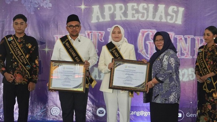 Bupati Batang, M Faiz Kurniawan, dan Ketua Tim Penggerak PKK Batang Faelasufa Faiz, saat dikukuhkan menjadi Ayah dan Bunda GenRe di Pendopo Kabupaten Batang. Foto diunggah Rabu (22/10/2025).