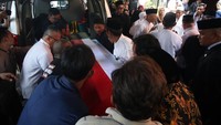 Anggit Bima Wicaksana merupakan salah satu peserta program Tim Ekspedisi Patriot, yang ditugaskan mengabdi di kawasan transmigrasi Bomberey, Fakfak, Papua Barat. Ia diketahui meninggal dunia akibat kecelakaan lalu lintas saat menjalankan tugas di daerah tersebut. ANTARA FOTO/Muhammad Iqbal