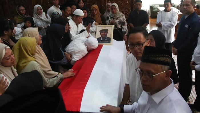 Jenazah Anggota Tim Ekspedisi Patriot Tiba di Rumah Duka, Disambut Isak Tangis Keluarga Kedua orang tua berada menangis di samping peti jenazah anggota Tim Ekspedisi Patriot alm. Anggit Bima Wicaksana setibanya dari Papua Barat di rumah duka Graha Raya Bintaro, Tangerang Selatan, Banten, Rabu (22/10/2022). Anggit Bima Wicaksana yang merupakan peserta program Tim Ekspedisi Patriot itu gugur dalam tugas pengabdian di kawasan transmigrasi Bomberey, Fakfak, Papua Barat karena kecelakaan lalu lintas. ANTARA FOTO/Muhammad Iqbal