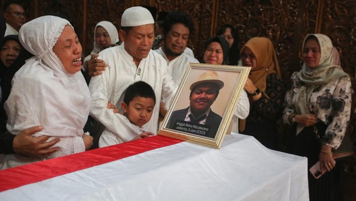 Jenazah Anggota Tim Ekspedisi Patriot Tiba di Rumah Duka, Disambut Isak Tangis Keluarga Kedua orang tua berada menangis di samping peti jenazah anggota Tim Ekspedisi Patriot alm. Anggit Bima Wicaksana setibanya dari Papua Barat di rumah duka Graha Raya Bintaro, Tangerang Selatan, Banten, Rabu (22/10/2022). Anggit Bima Wicaksana yang merupakan peserta program Tim Ekspedisi Patriot itu gugur dalam tugas pengabdian di kawasan transmigrasi Bomberey, Fakfak, Papua Barat karena kecelakaan lalu lintas. ANTARA FOTO/Muhammad Iqbal