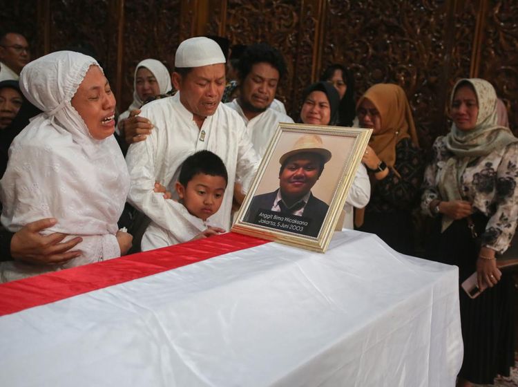 Jenazah Anggota Tim Ekspedisi Patriot Tiba di Rumah Duka, Disambut Isak Tangis Keluarga