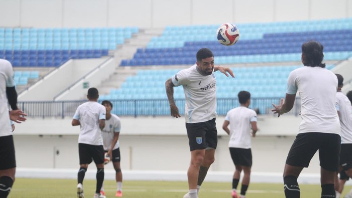 Jonathan Bustos saat sesi latihan bersama Persela