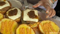 Perbedaan dua menu ini ada pada isian kondimen burger. Jika Jungen Joint hanya terdiri atas roti brioche bun, single beef patty, keju cheddar, pickle, dan caramelized onion. Foto: Yenny Mustika Sari/detikcom