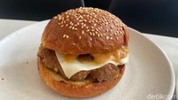 Dewi mengungkapkan kalau hampir semua bahannya dibuat sendiri. Di antaranya seperti brioche bun, beef patty, caramelized onion yang dimasak 12 jam, mayones, hingga pickle. Foto: Yenny Mustika Sari/detikcom