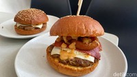 Sementara untuk The Franck lebih komplet, karena ada tambahan telur mata sapi, beef bacon, dan onion ring. Cita rasa The Franck ini lebih kompleks karena ada tambahan sensasi gurih dari beef bacon hingga onion ring. Foto: Yenny Mustika Sari/detikcom