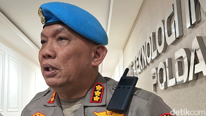 Kabid Propam Polda Sumut Kombes Julihan Muntaha saat diwawancarai di Mapolda Sumut. (Finta Rahyuni/detikSumut)