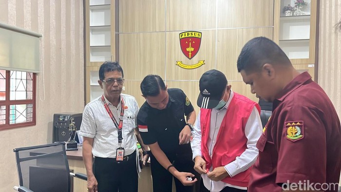 Kadisperindag Kota Bengkulu saat ditetapkan tersangka kasus jual beli aset.