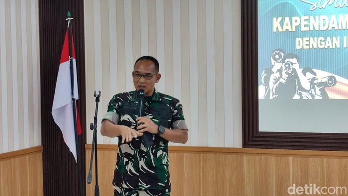 Kapendam IX/Udayana Kolonel Inf Widi Rahman saat ditemui awak media di Aula Pendam, Denpasar, Rabu (22/10/2025).