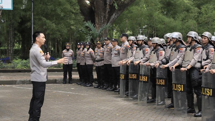 Kapolres Kediri Kota AKBP Anggi Saputra Ibrahim saat memberi arahan dalam latihan pengendalian massa