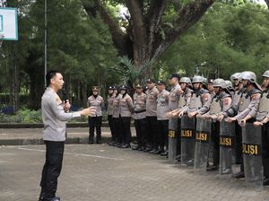 Kapolres Kediri Kota Pimpin Anggotanya Latihan Pengendalian Massa