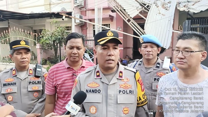 Kapolsek Cengkareng Kompol Fernando Saharta Saragi bersama jajarannya datangi rumah duka korban ledakan tabung gas di Cengkareng
