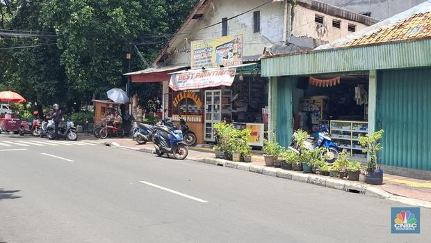 Kawasan Jalan Percetakan Negara di Salemba, Jakarta Pusat, yang dulu dikenal dengan deretan toko percetakan dan fotokopi, kini hanya menyisakan beberapa saja pada Rabu (22/10/2025). Kawasan Jalan Percetakan Negara di Salemba, Jakarta Pusat, yang dulu dikenal dengan deretan toko percetakan dan fotokopi, kini hanya menyisakan beberapa saja pada Rabu (22/10/2025). (CNBC Indonesia/Chandra Dwi Pranata)