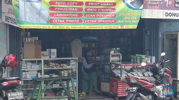 Kawasan Jalan Percetakan Negara di Salemba, Jakarta Pusat, yang dulu dikenal dengan deretan toko percetakan dan fotokopi, kini hanya menyisakan beberapa saja pada Rabu (22/10/2025). Kawasan Jalan Percetakan Negara di Salemba, Jakarta Pusat, yang dulu dikenal dengan deretan toko percetakan dan fotokopi, kini hanya menyisakan beberapa saja pada Rabu (22/10/2025). (CNBC Indonesia/Chandra Dwi Pranata)