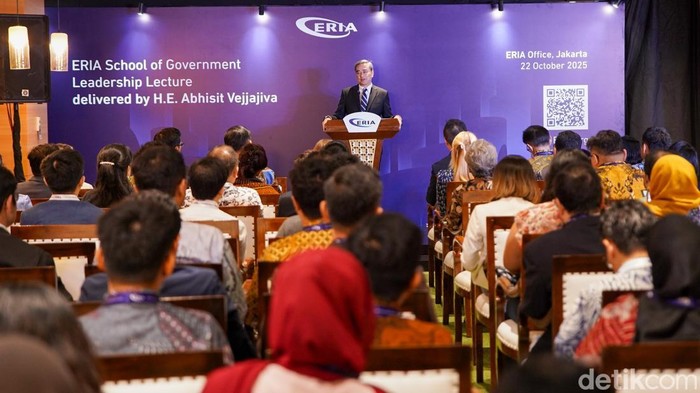 Ke RI, Eks PM Thailand Bicara Stabilitas Kawasan di ASEAN PM ke-27 Thailand Abhisit Vejjajiva mengisi leadership lecture di ERIA School of Government, Jakarta, Rabu (22/10/2025). Abhisit berbicara soal kepemimpinan di tengah dinamika politik dan ekonomi kawasan, termasuk relevansinya pada demokrasi tata kelola pemerintahan di negara ASEAN, termasuk Indonesia